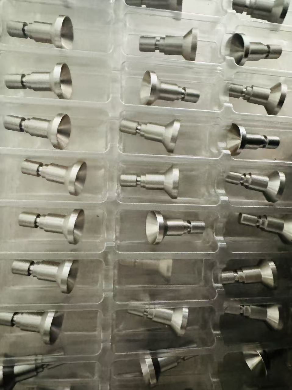 精密 CNC 车削加工的不锈钢喷嘴零件(图1) 精密 CNC 车削加工的不锈钢喷嘴零件(图1)
